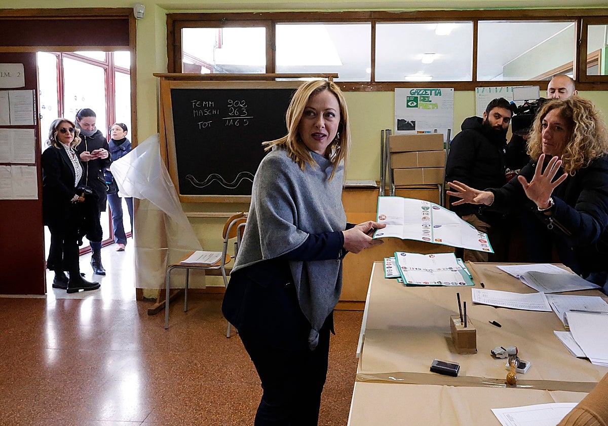 La primera ministra italiana, Giorgia Meloni, deposita su voto en un colegio electoral durante las elecciones regionales, en Roma