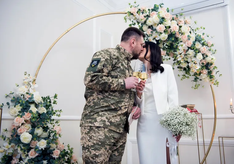 Soldier Volodymyr Briglad and his girlfriend Alyona, who today borrowed his last name, were the first on this Valentine's Day