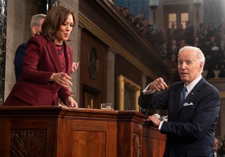 Biden conversa con Kamala Harris tras el discurso sobre el Estado de la Unión ante una sesión conjunta del Congreso en el Capitolio la pasada semana