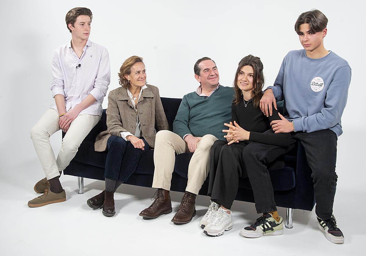 Ruslana y Bohdan (dcha.), con los voluntarios que los ayudaron