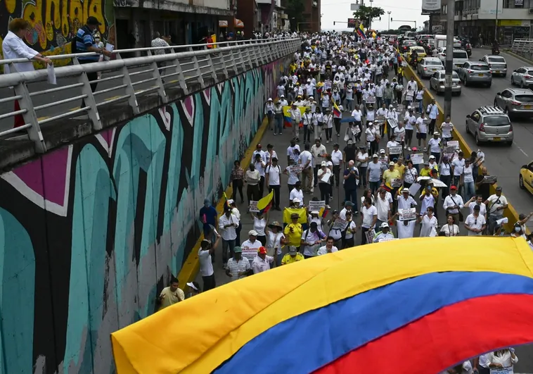 La oposición colombiana acorrala a Petro con protestas y un paro nacional