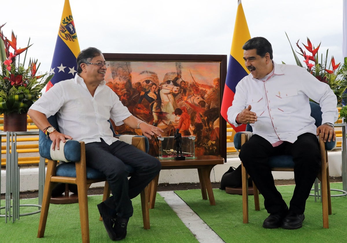 Maduro (derecha) conversa con su homólogo colombiano Gustavo Petro durante una reunión en el Puente Internacional Atanasio Girardot, en Ureña, estado de Tachira (Venezuela)