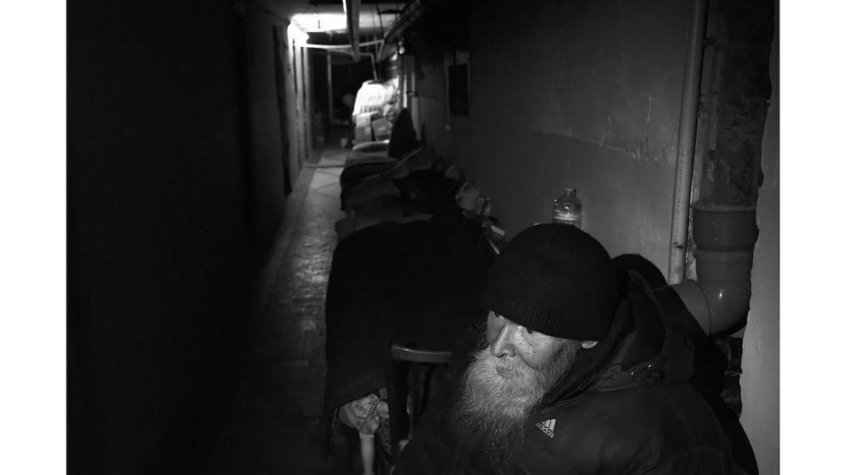 Viordi, es el sacerdote de la localidad de Siversk. Ya no queda iglesia en la localidad por culpa de los combates. Vive refugiado en el sótano de lo que en su día fue el hospital de Siversk hoy destruido por la artillería rusa