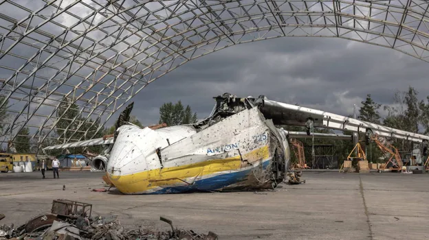 画像の作成 - Antonov An-225 Mriya despegando de Hostomel en 2018 y destruido en su hangar, el pasado mayo