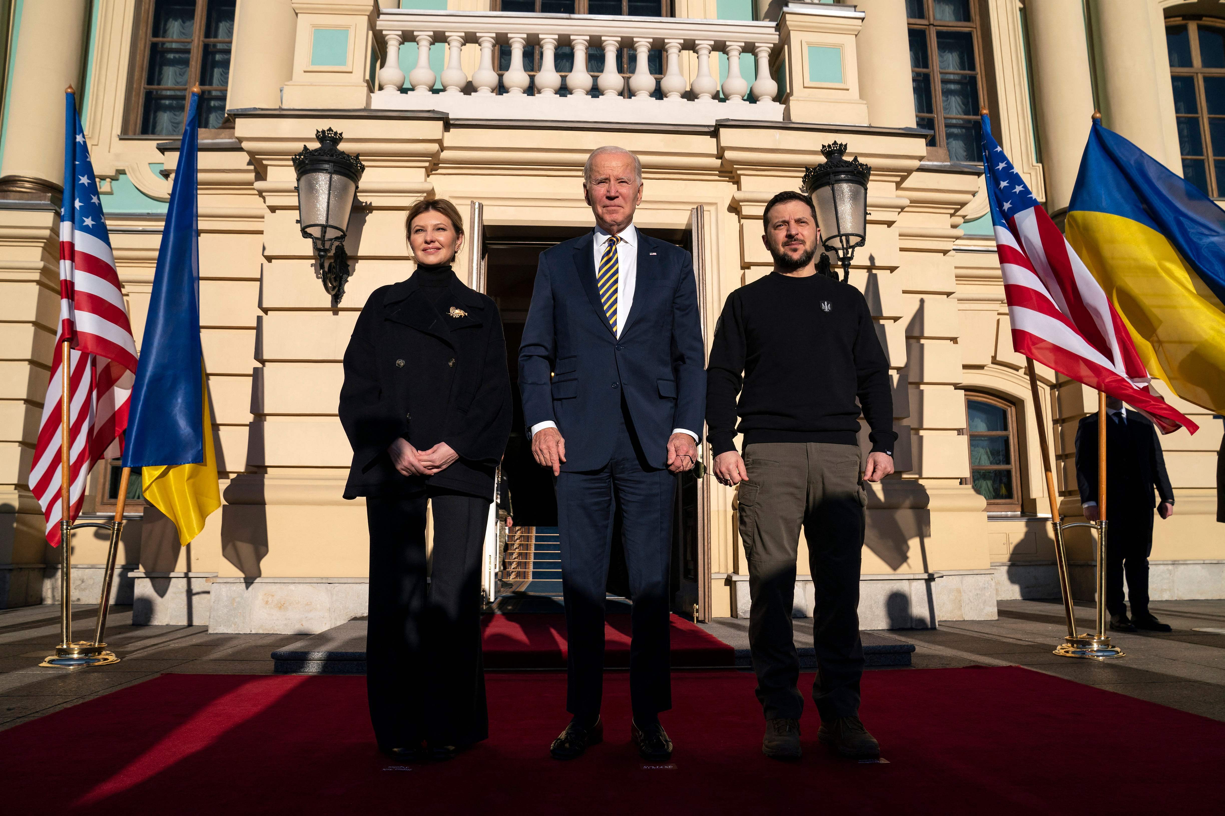 El presidente Biden, junto a Volodimir Zelenski y su mujer, Olena Zelenska, en el Palacio de Mariinsky.