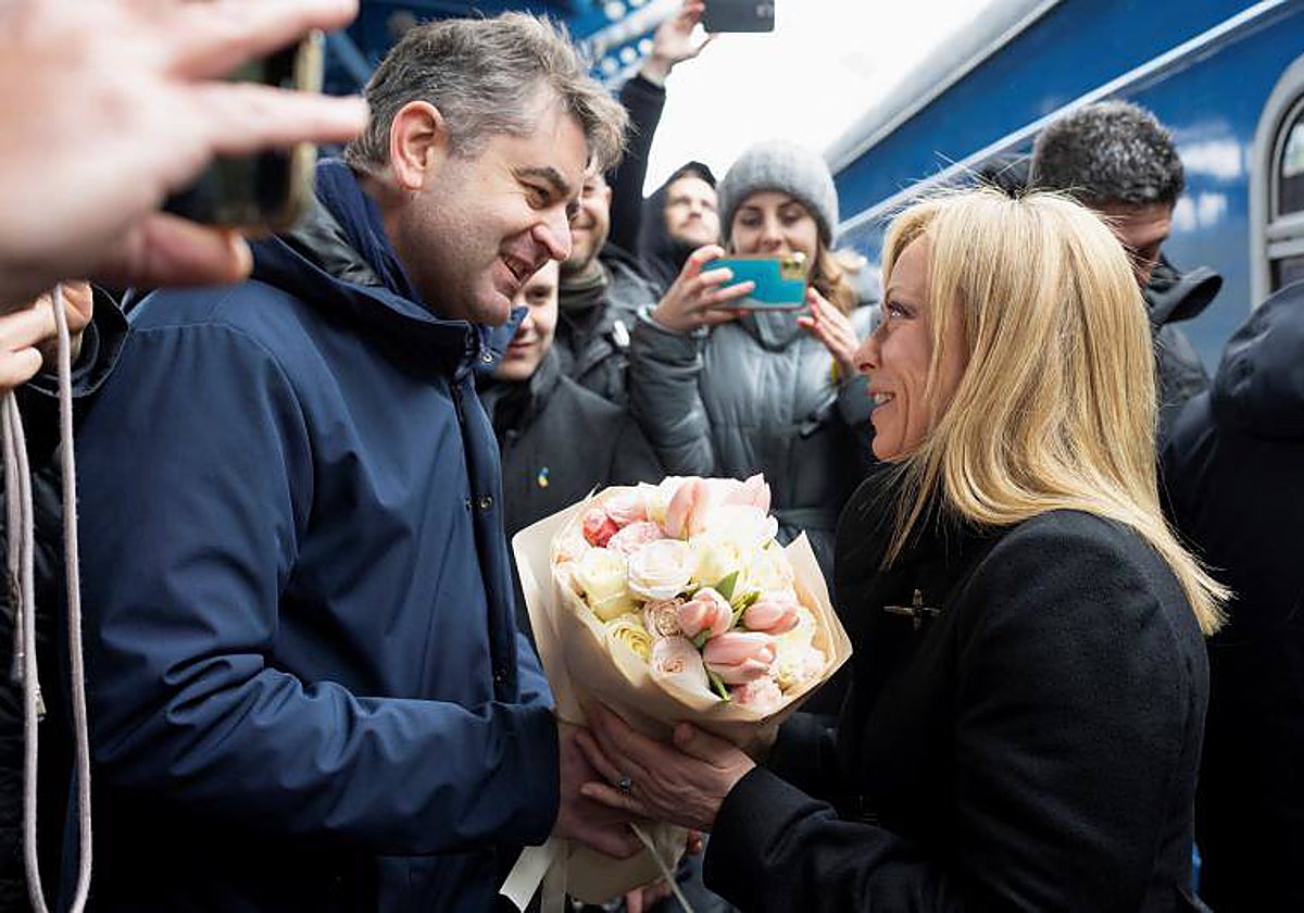 La primera ministra Giorgia Meloni es recibida con flores a su llegada a Kiev, tras viajar en tren