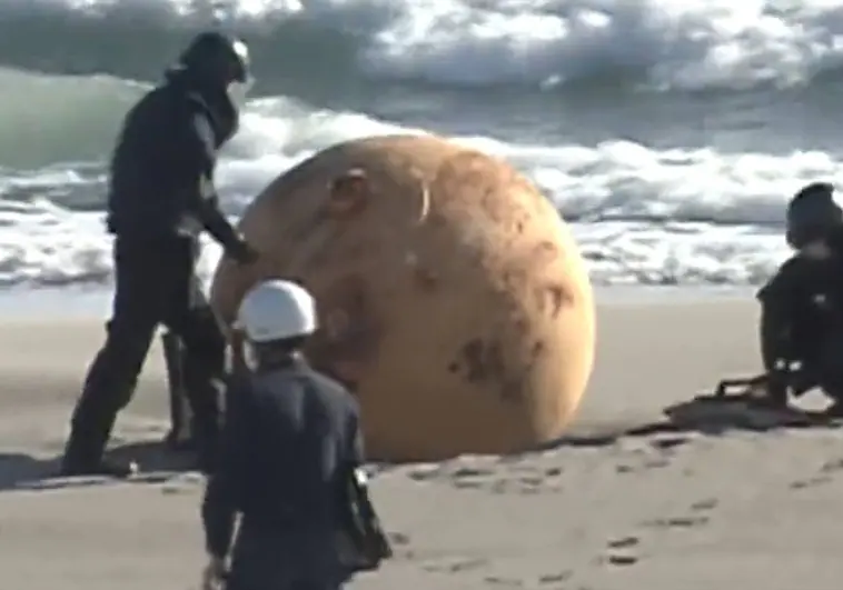 Una misteriosa esfera metálica hallada en una playa de Japón desconcierta a las autoridades