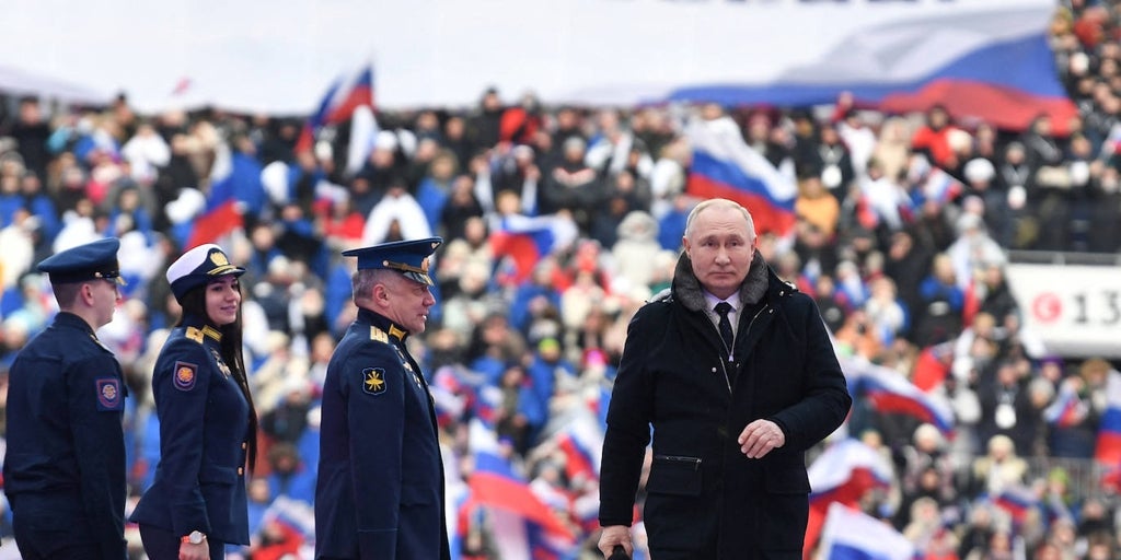 Putin se da un breve baño de masas en la víspera del primer aniversario ...