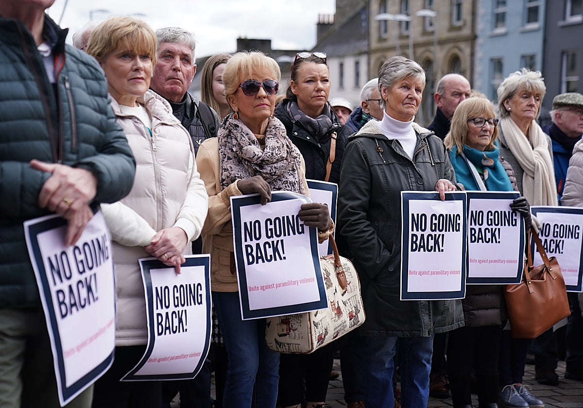 Asistentes a una concentración ante el tribunal de Omagh contra la violencia paramilitar tras el asesinato a tiros del inspector jefe John Caldwell.