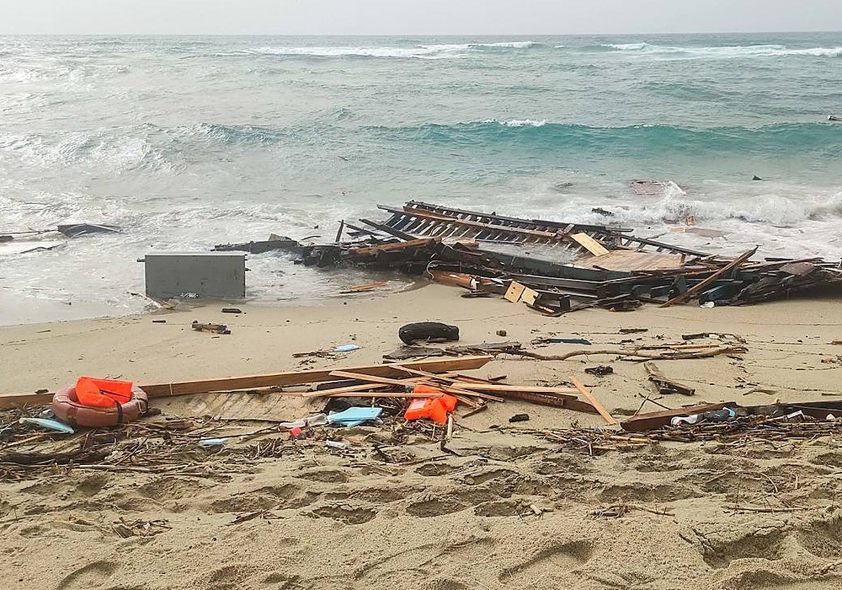 Restos del naufragio en el que han muerto decenas de personas este domingo