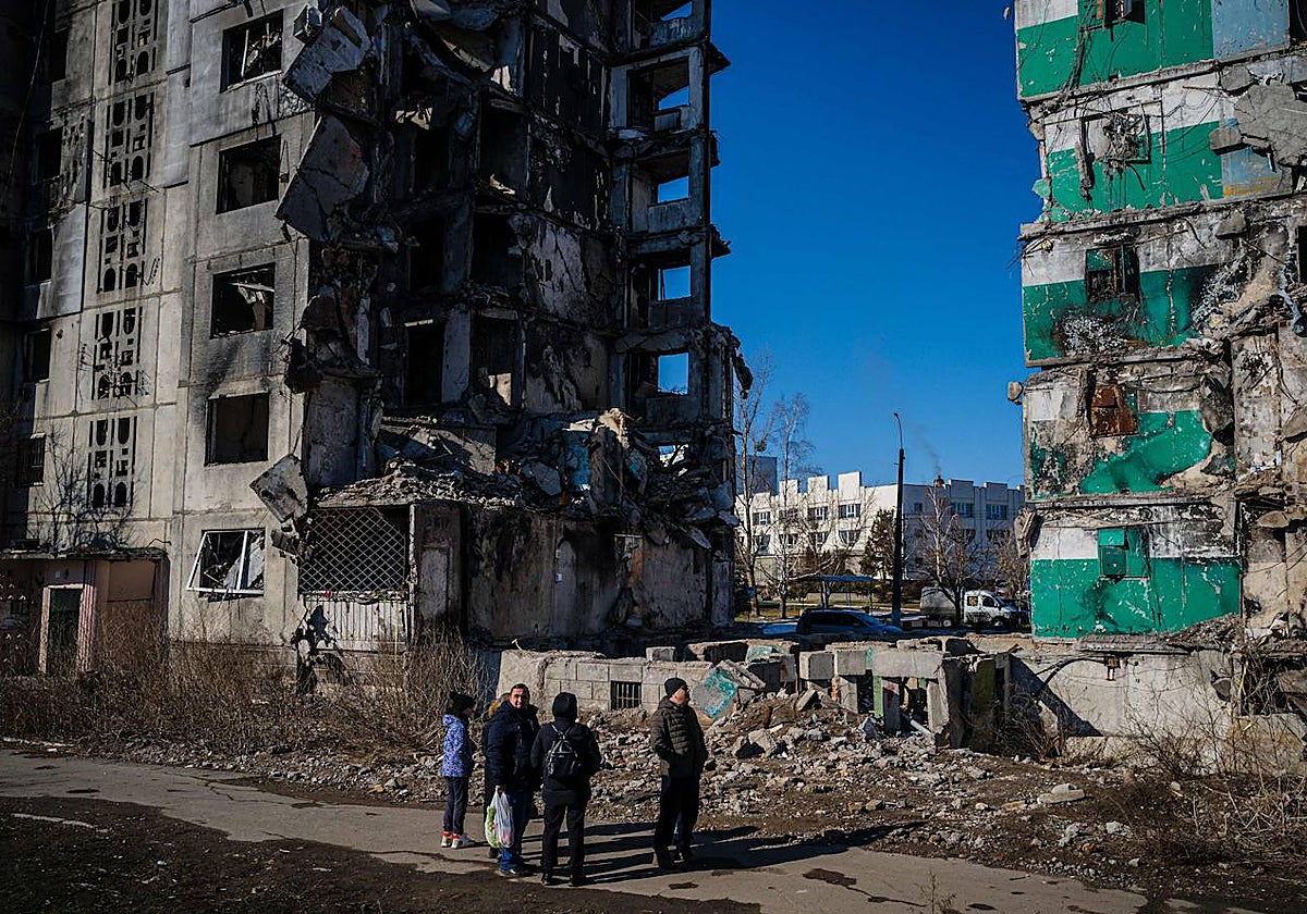 Un grupo de vecinos observa los edificios destruidos en la localidad de Borodyanka