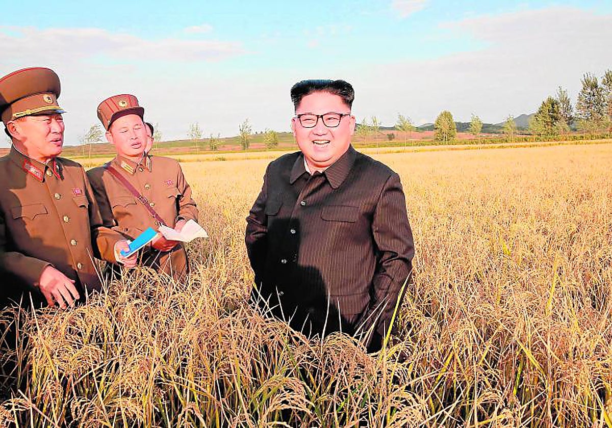 Kim Jong-un, de visita a una granja en una foto de archivo