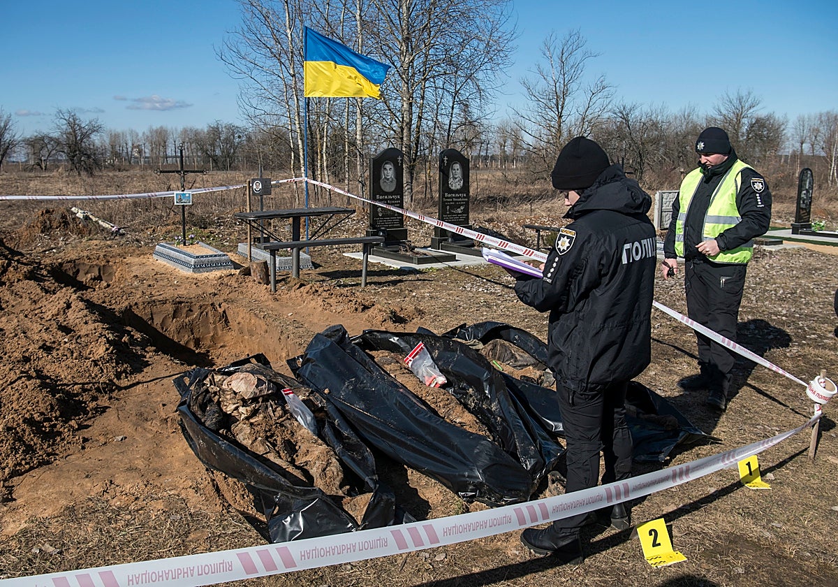 Policías ucranianos exhuman tres cadáveres de personas que murieron durante la ocupación rusa de la ciudad de BorodIanka
