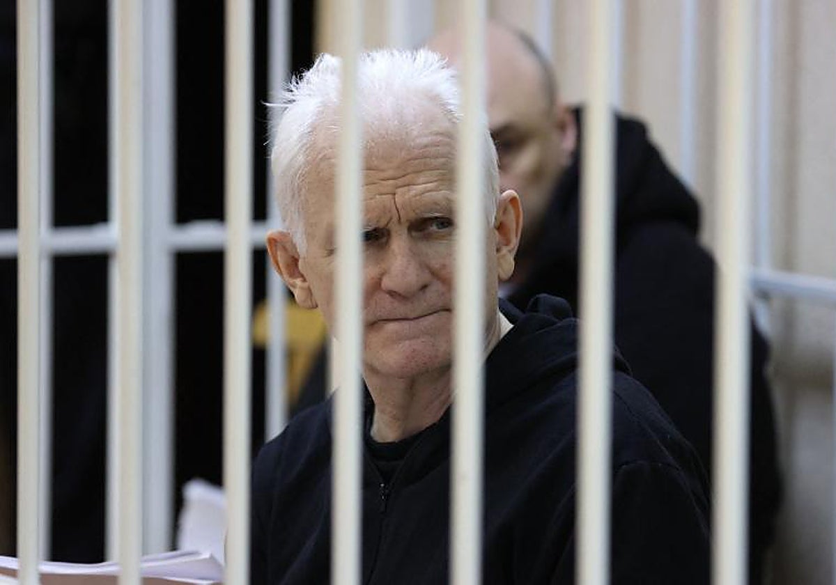 En esta foto de archivo tomada el 5 de enero de 2023, el ganador del Premio Nobel Ales Bialiatski se ve en la celda de los acusados en la sala del tribunal al comienzo de la audiencia en Minsk