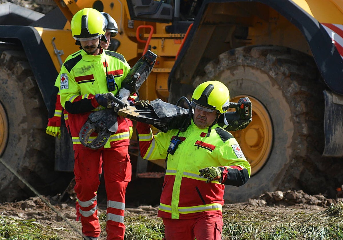 Los bomberos trabajan después de una colisión de trenes cerca de Larisa