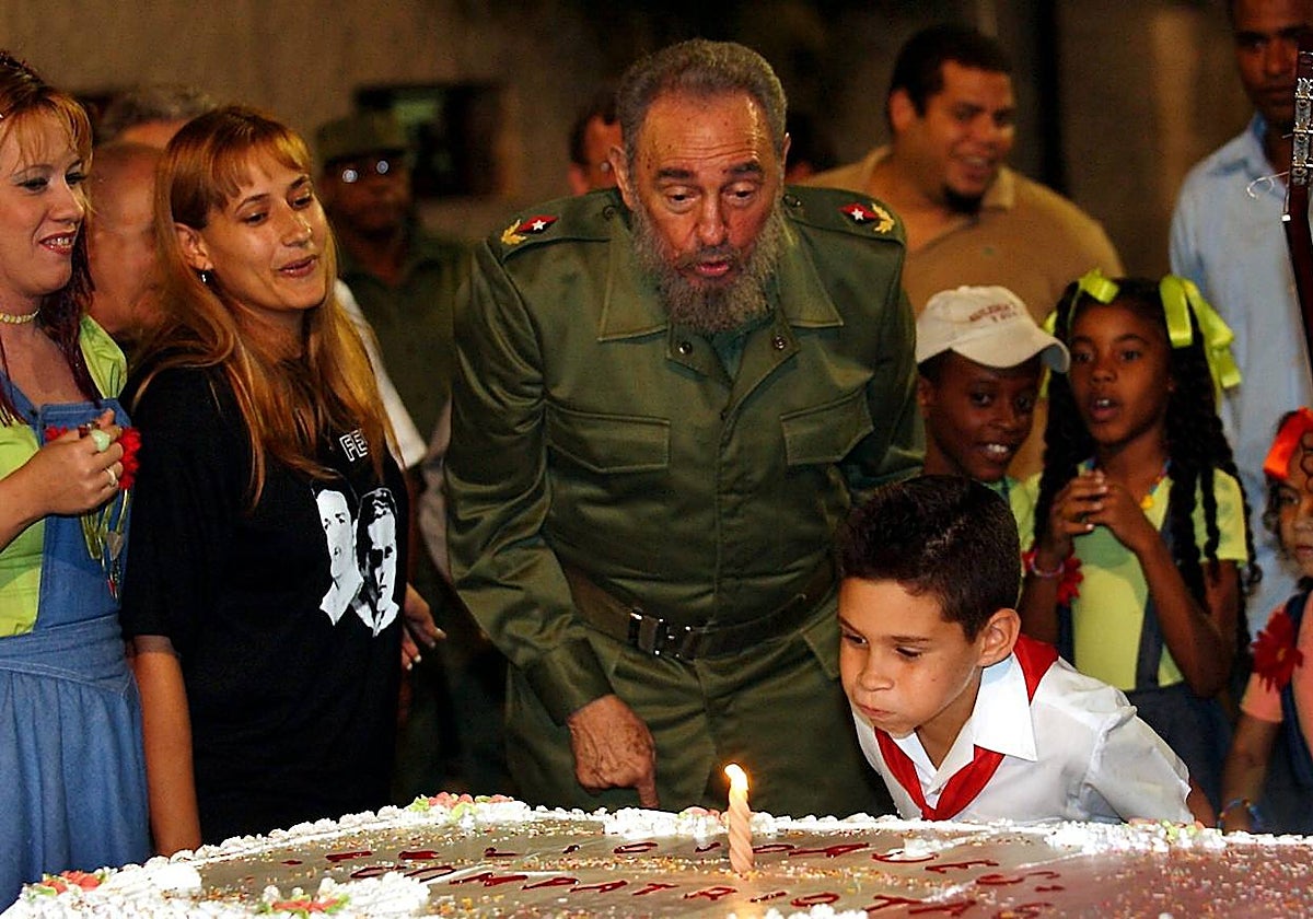 Elian González sopla las velas en su décimo cumpleaños junto a Fidel Castro