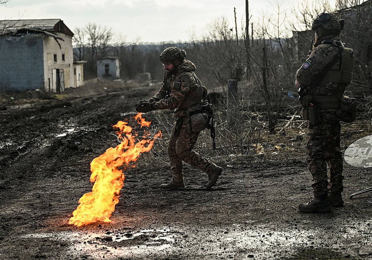 Los militares ucranianos encienden un fuego con pólvora para calentarse cerca de la ciudad de Bakhmut en la región de Donbass el 5 de marzo de 2023, en medio de la invasión rusa de Ucrania