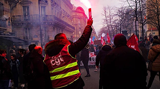 Un miembro del sindicato CGT participa en las protestas de París