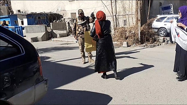 Una de las manifestantes se encara a un talibán