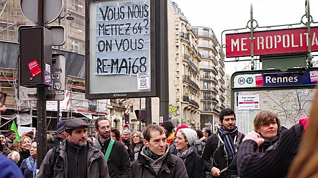 «Queréis la jubilación a los 64, tendréis Mayo del 68», se lee en un cartel en la calle