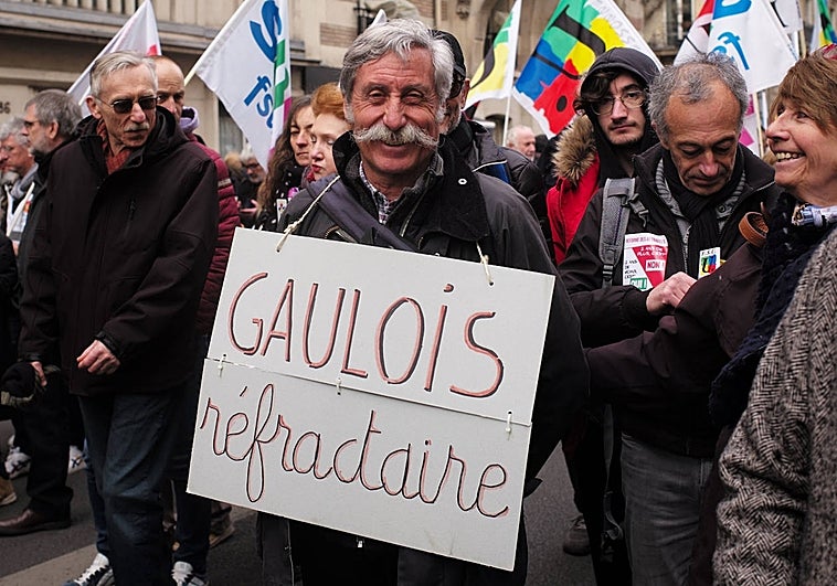 Las protestas en Francia contra la reforma de las pensiones se convierten en una contestación global contra Macron