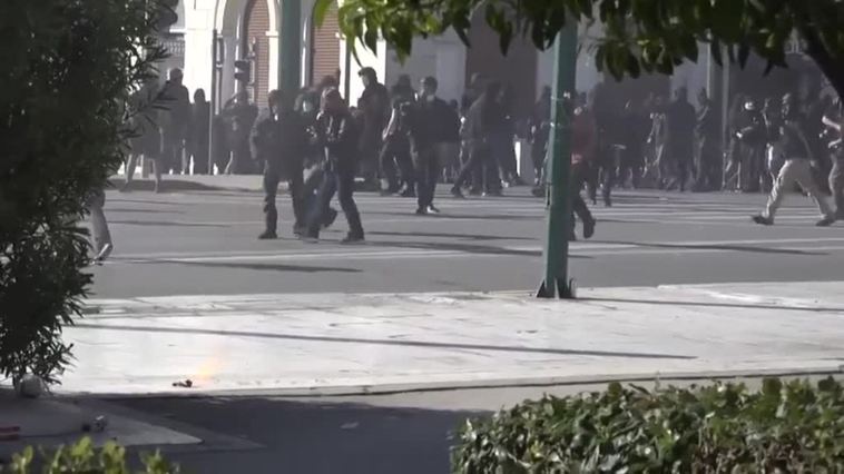 Manifestantes se enfrentan violentamente a la policía en Grecia por la tragedia ferroviaria