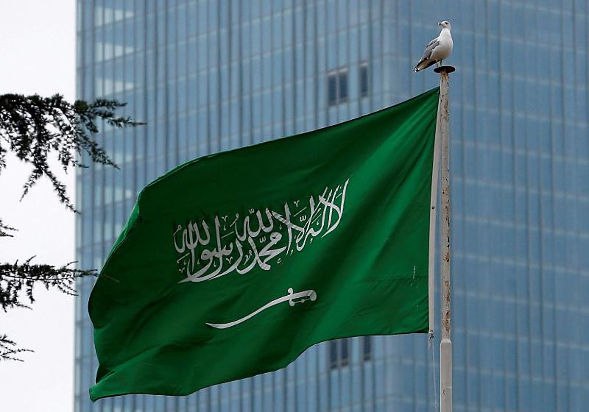 Bandera saudí en el consulado de Estambul