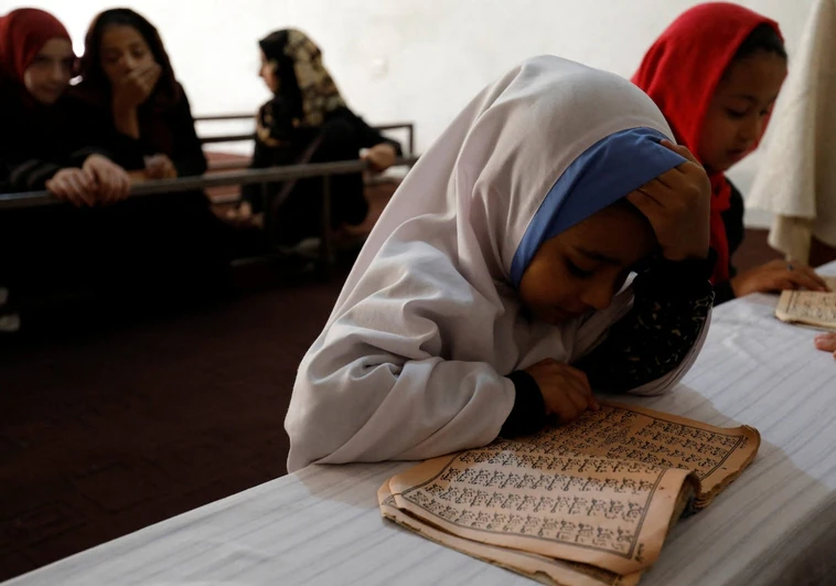 Las afganas sólo estudian el Corán: «Es la única manera de ver a mis amigas»