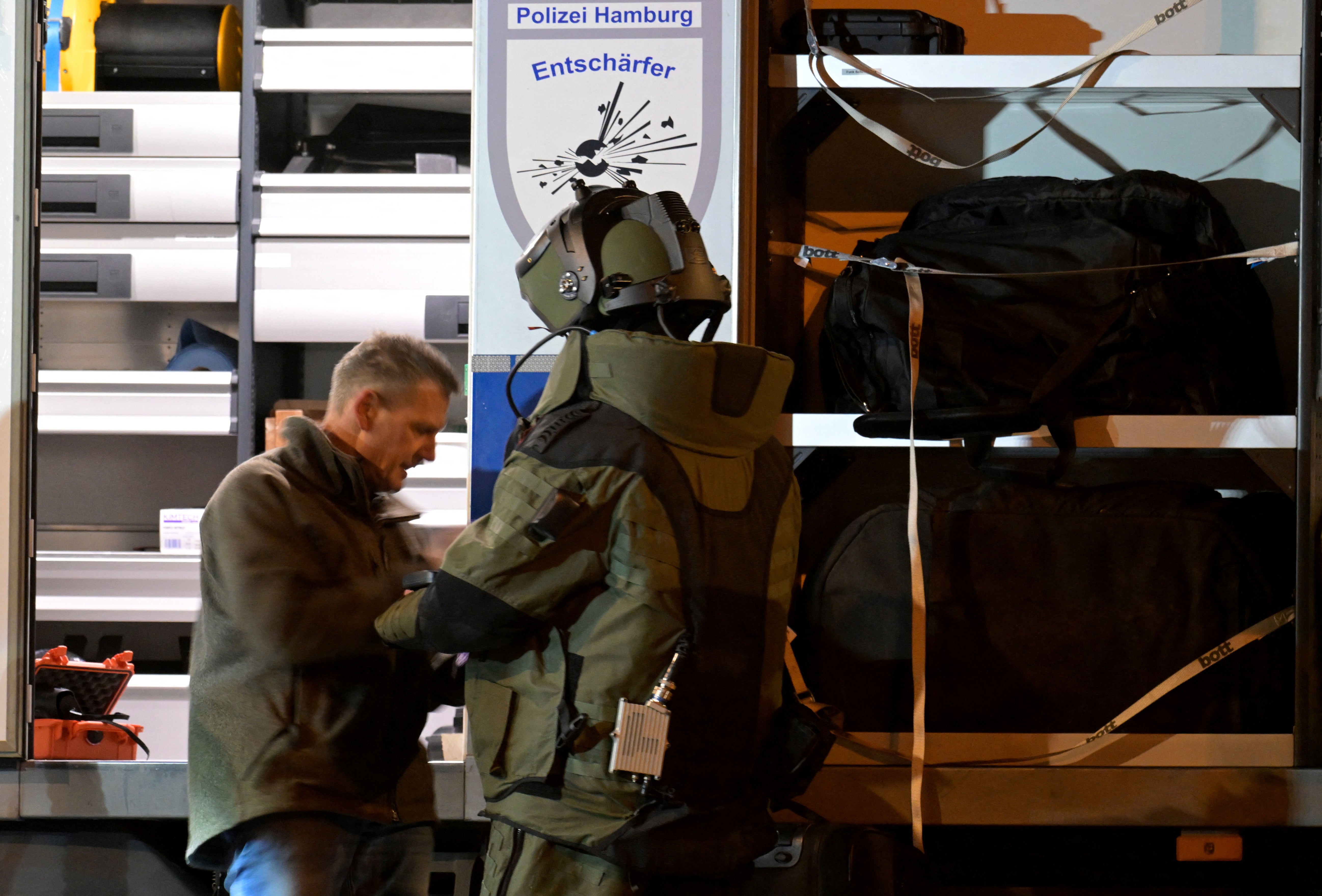 Policía especializada en desactivación de bombas, en el lugar de los hechos