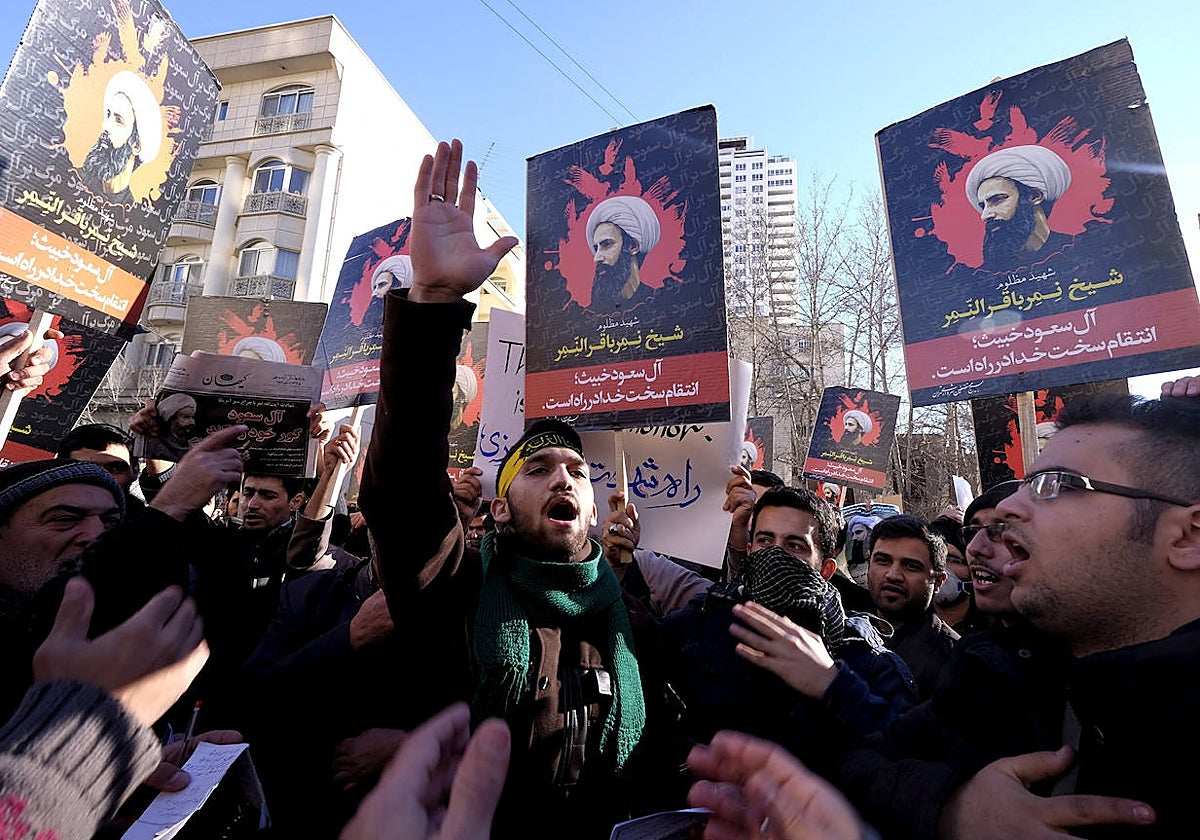 Un grupo de iraníes sostiene pancartas de un clérigo ejecutado en Arabia Saudí, uno de los antecedentes de la ruptura de relaciones entre ambos países en 2016