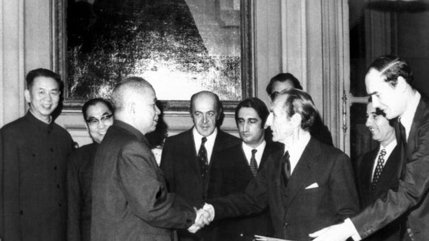 Los embajadores de España, Pedro Cortina (3d) y de China, Huang Chen (3i) en Francia, respectivamente, durante la firma del acuerdo por el que se establecen relaciones diplomáticas entre España y China, en 1973