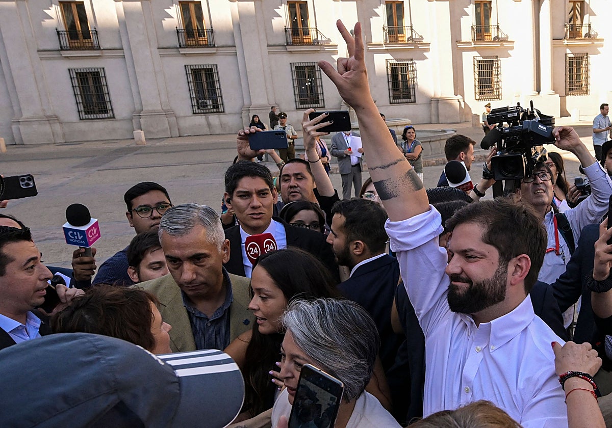 El Presidente de Chile, Gabriel Boric, saluda este sábado a sus partidarios durante un acto para celebrar su primer año de mandato