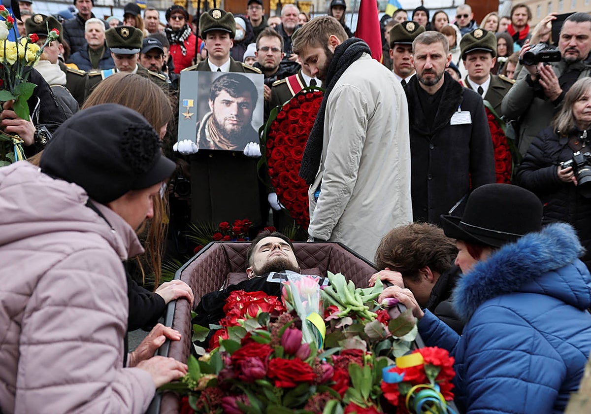 Una multitud rinde homenaje a Dimitro Kotsiubailo, que descansa en su féretro en la Plaza de la Independencia de Kiev
