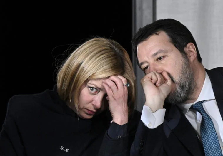 Críticas a Meloni por su vídeo en un karaoke con Salvini tras el naufragio de Calabria