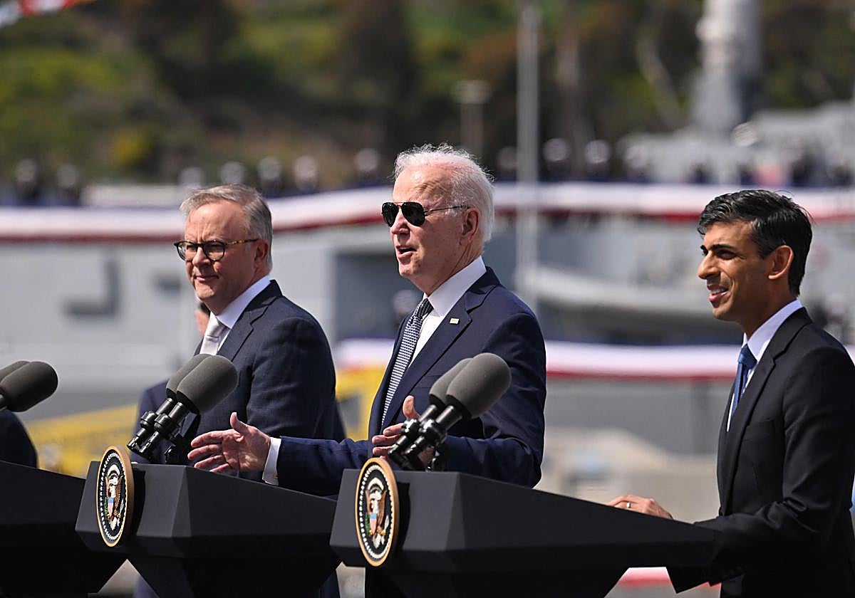 El primer ministro de Australia, Anthony Albanese, junto a Joe Biden (EE.UU.) y Rishi Sunak (Reino Unido) en una conferencia de prensa