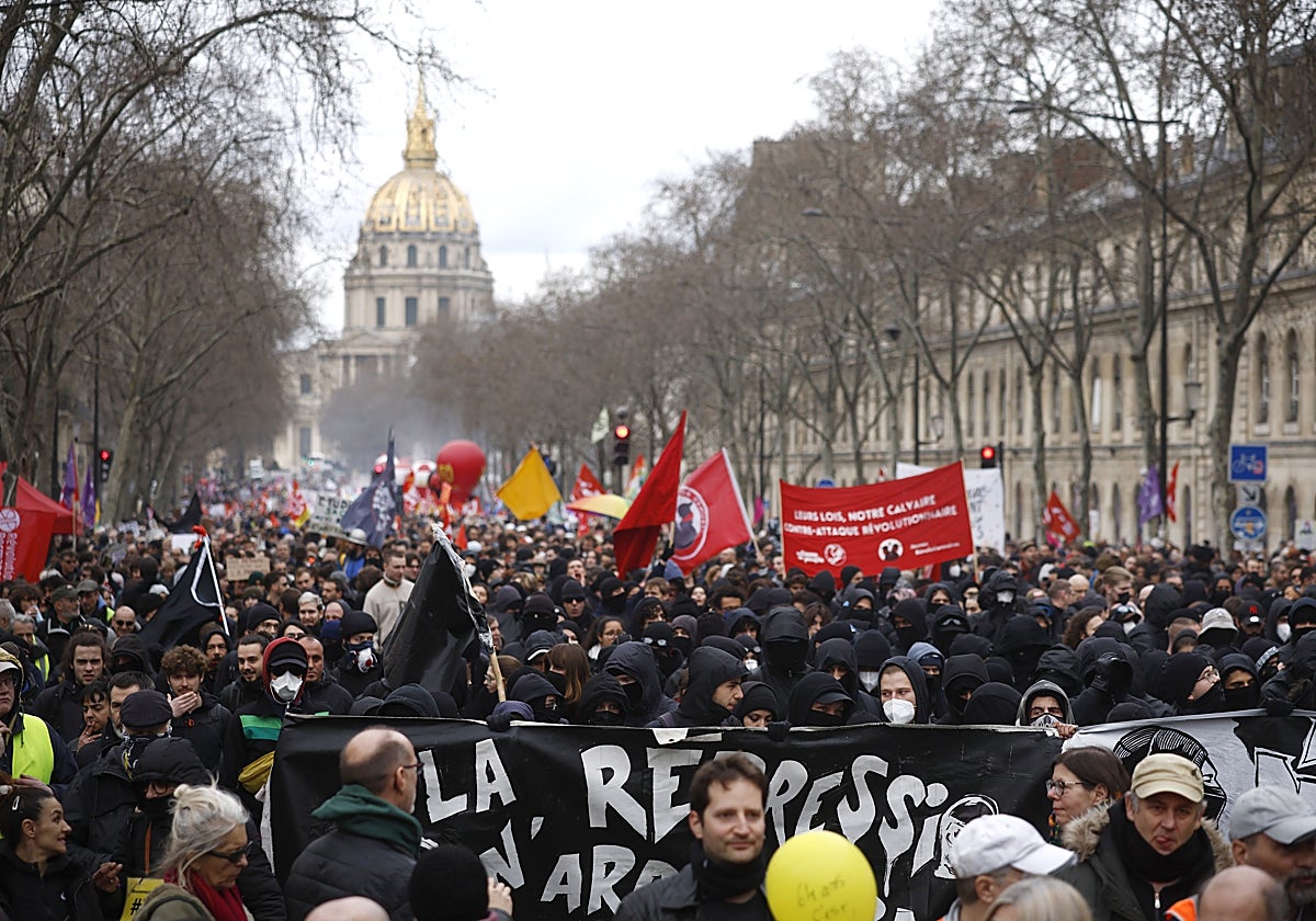 Miles de personas protestan este miércoles en París contra la reforma de las pensiones