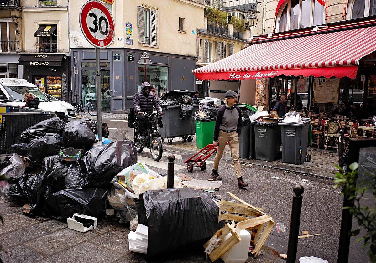 Las bolsas de basura se acumulan en la rue de Buci, en el centro de París