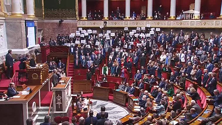 Los parlamentarios de Francia cantan la Marsellesa a pleno pulmón para protestar contra la reforma de Macron