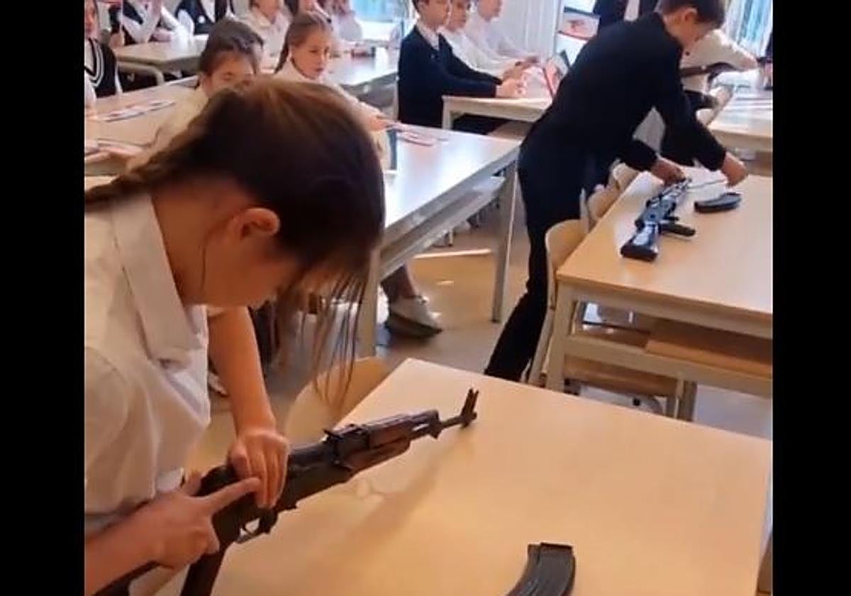 Niños en un colegio de Crimea manipulando armas