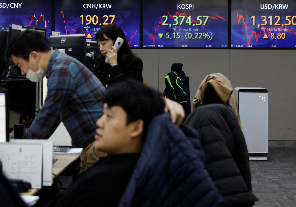 Trabajadores surcoreanos, frente a las pantallas de la Bolsa.