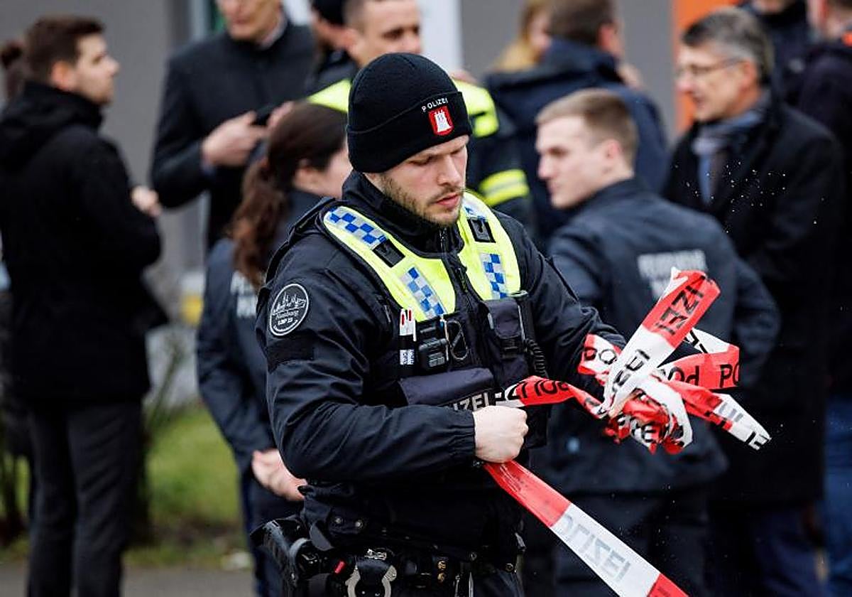 Policía alemana coloca una cinta de aviso