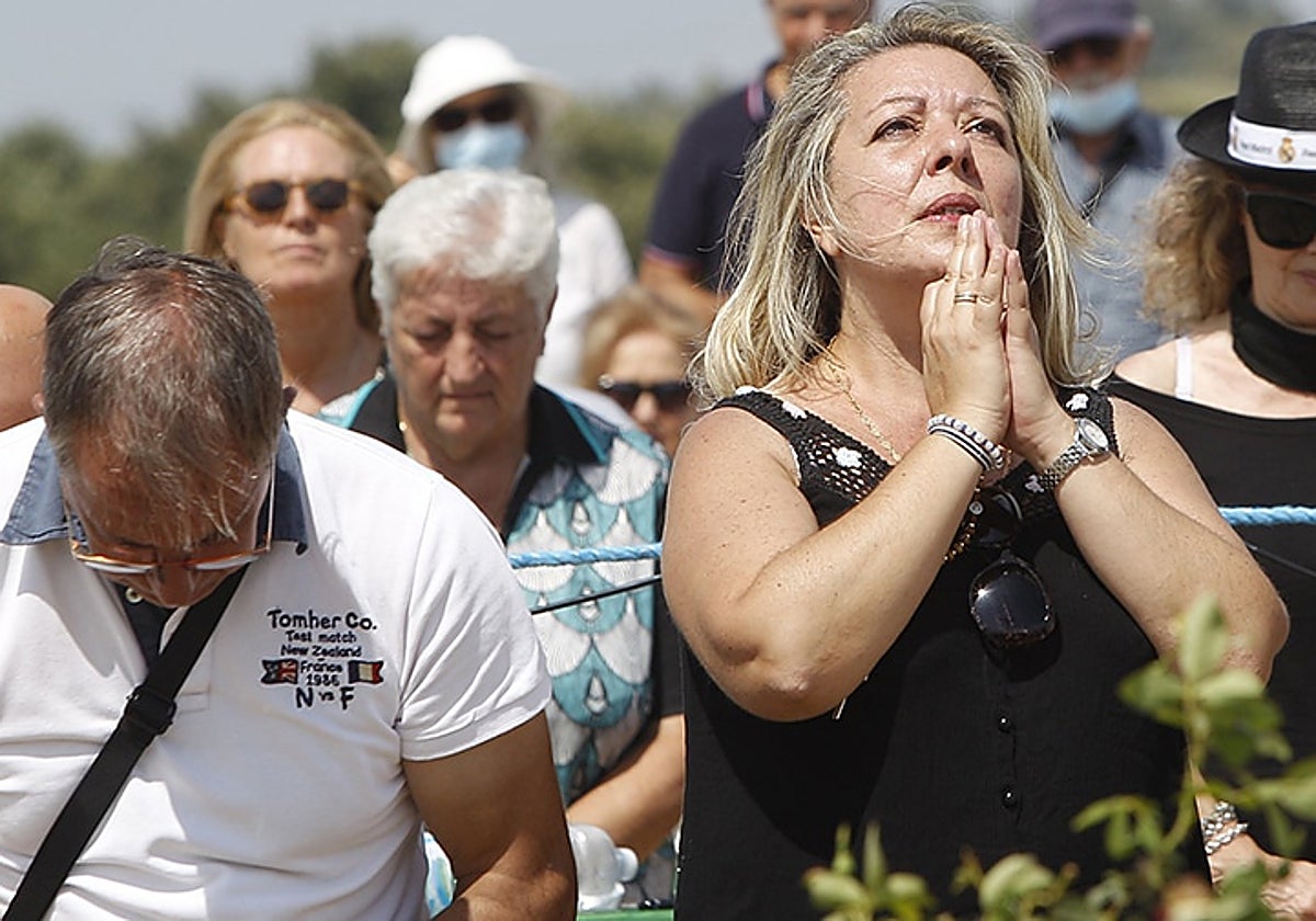 La devota Gisella Cardia rezando a la Virgen de Trevignano