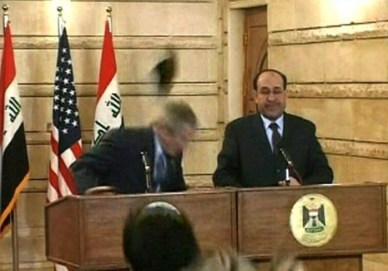 Momento del lanzamiento del zapatazo contra George Bush