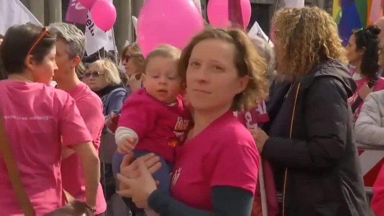 Protesta en Italia contra el gobierno ultraderechista de Meloni por las medidas represivas contra las familias LGTBi