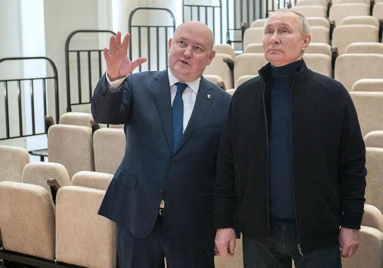 Putin escucha las explicaciones del governador de Sevastopol Mikhail Rzvozhayev este sábado.