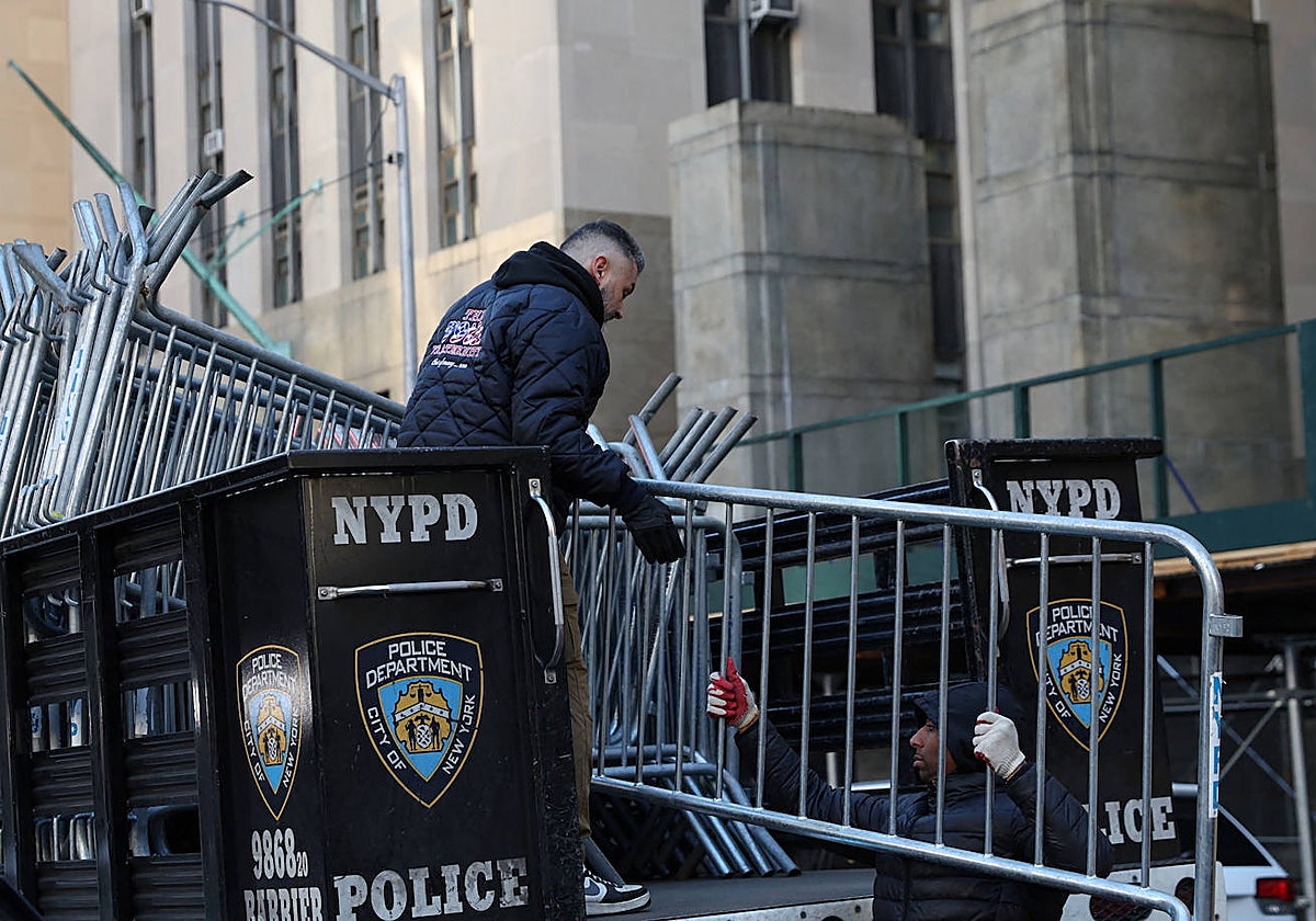 La Policía de Nueva York prepara el edificio de la fiscalía de Manhattan