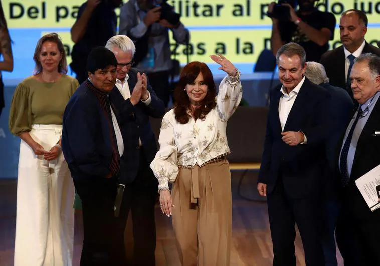 El expresidente español, Luis Rodríguez Zapatero, el exjuez Baltasar Garzón, acompañan a Cristina Fernández de Kitchner en el foro
