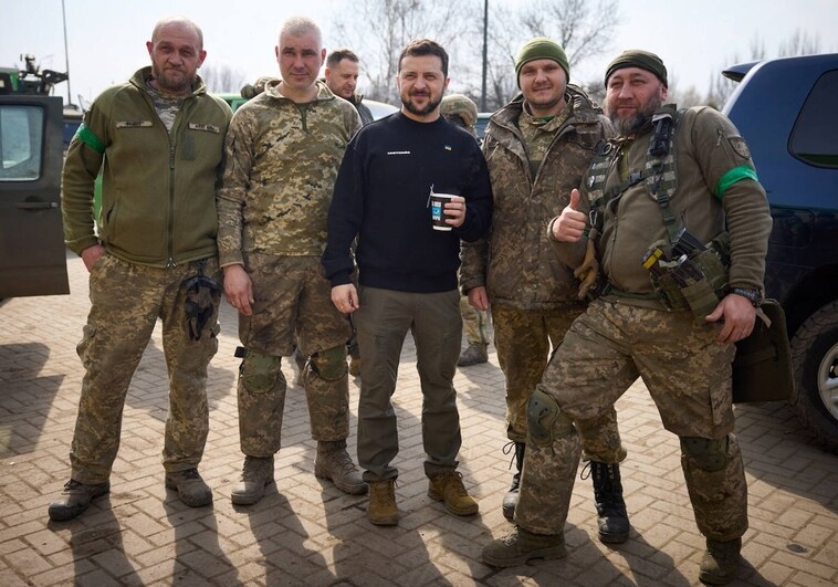Zelenski visita el frente cerca de Bajmut, ciudad asediada por las fuerzas rusas