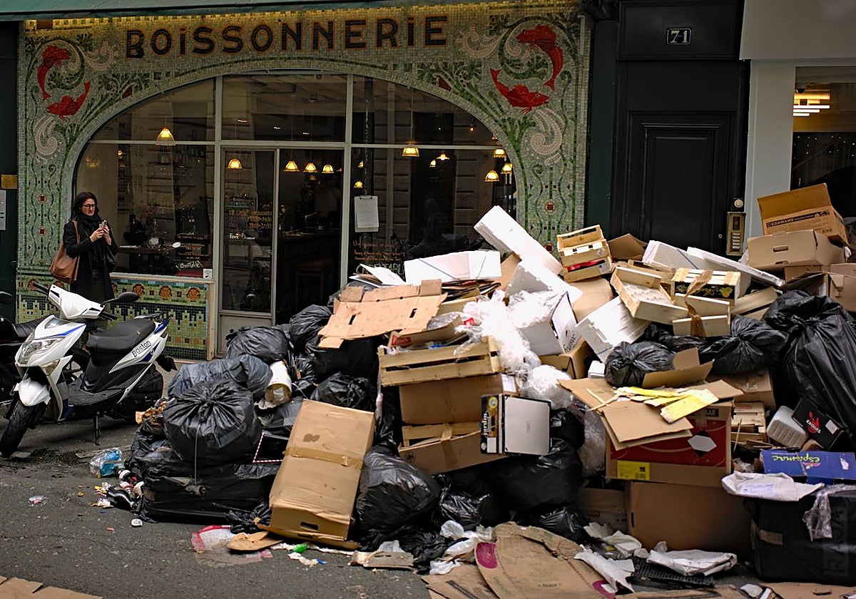 Una montaña de basura frente al restaurante La Boissonnerie, muy conocido, en la rue de Seine