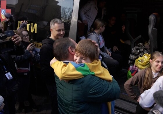 Un grupo de 17 niños ucranianos regresa con sus padres después de haber sido retenidos en Rusia